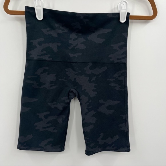 Spanx Look At Me Now Bike Short Black Camo Medium LIKE NEW! - Picture 3 of 9